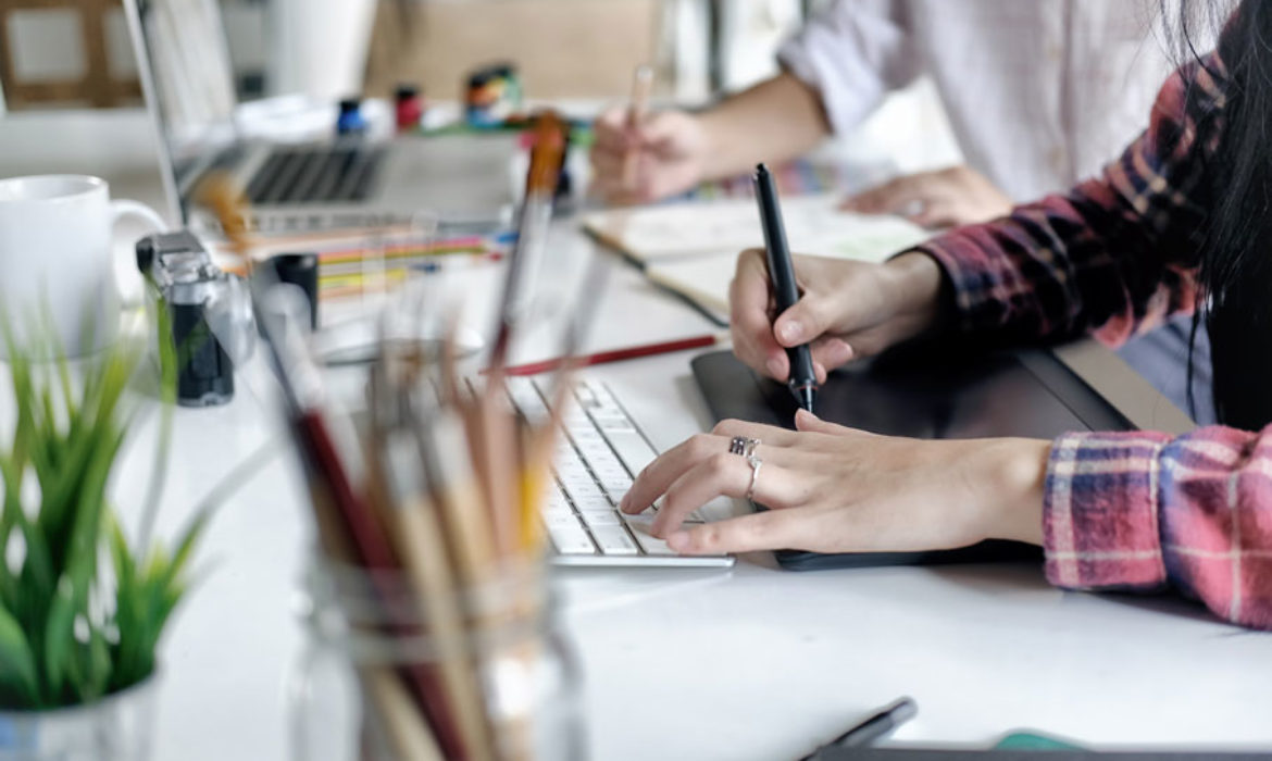 grafisch ontwerper die met een wacom tablet werkt