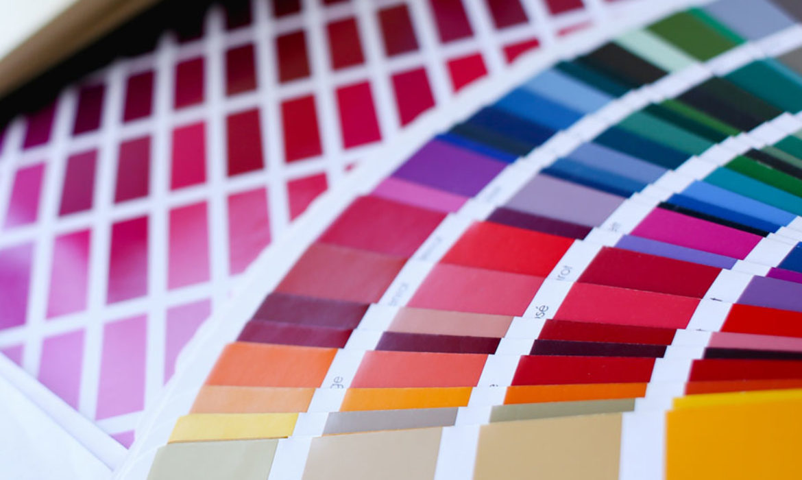 Een pantone kleurenwaaier met verschillende mooie kleuren