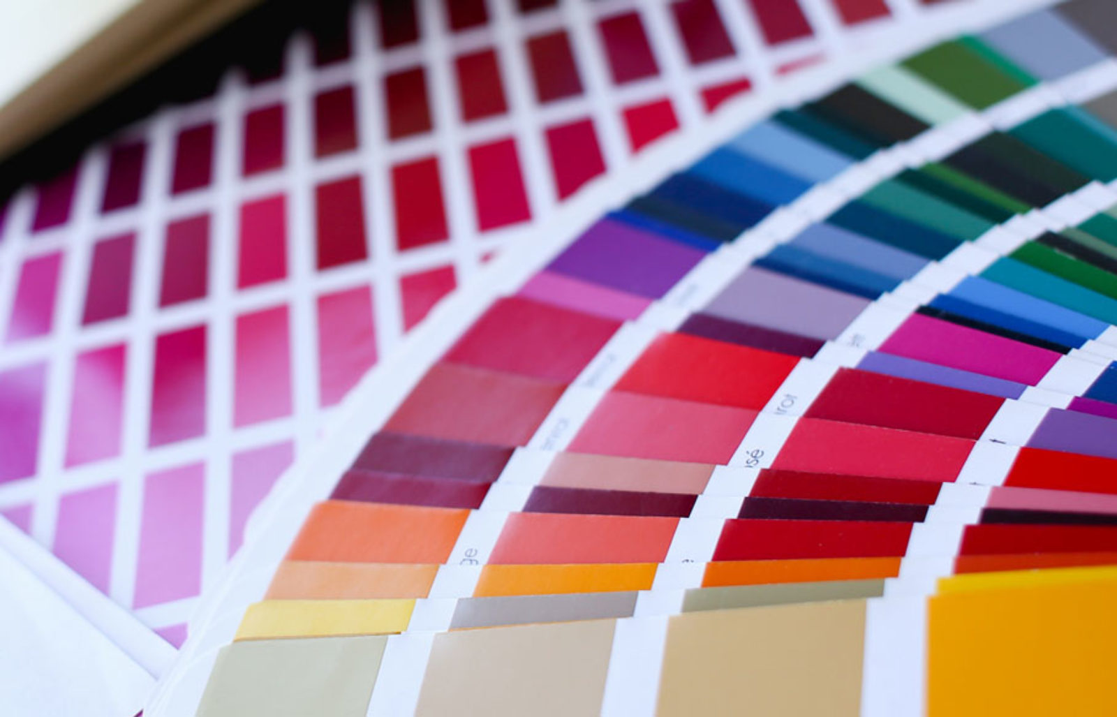 Een pantone kleurenwaaier met verschillende mooie kleuren
